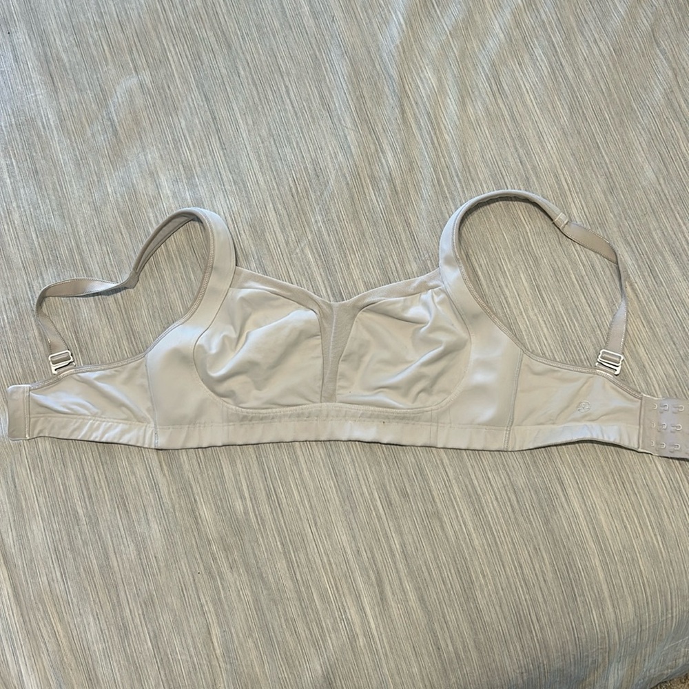 Good condition Lululemon supportive sports bra - size 34D